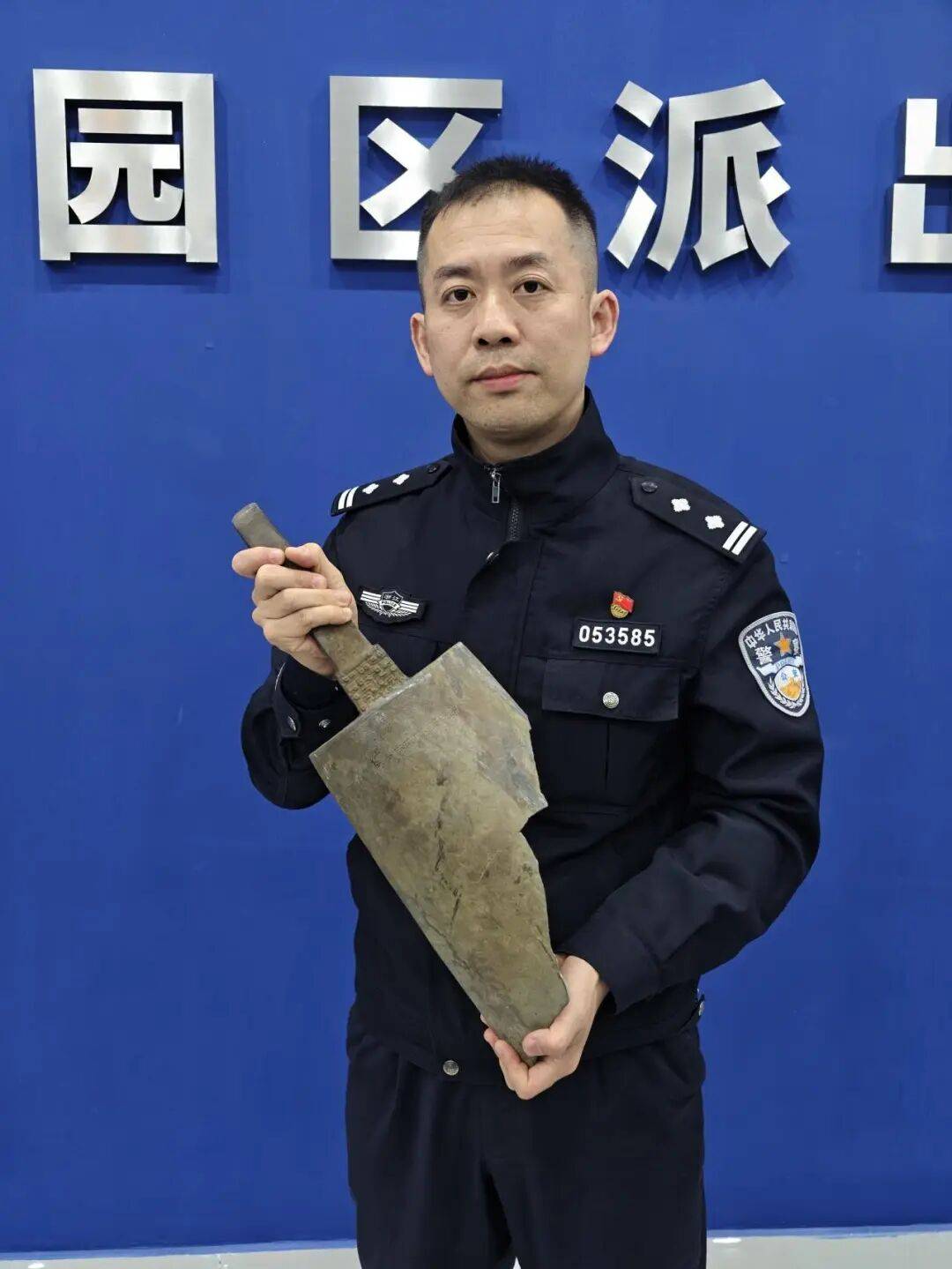 足球信用网注册 _老夫妻收废品足球信用网注册 ，在河边捡到奇特“铁疙瘩”，果断上交！民警一查：竟是千年宝贝