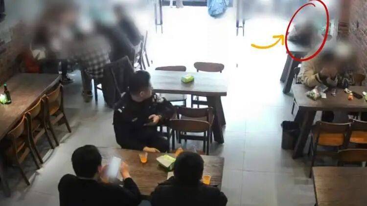 皇冠代理管理端_上海民警在餐馆吃饭皇冠代理管理端，发现邻座女子不对劲…当场抓住，果然是在逃嫌疑犯！