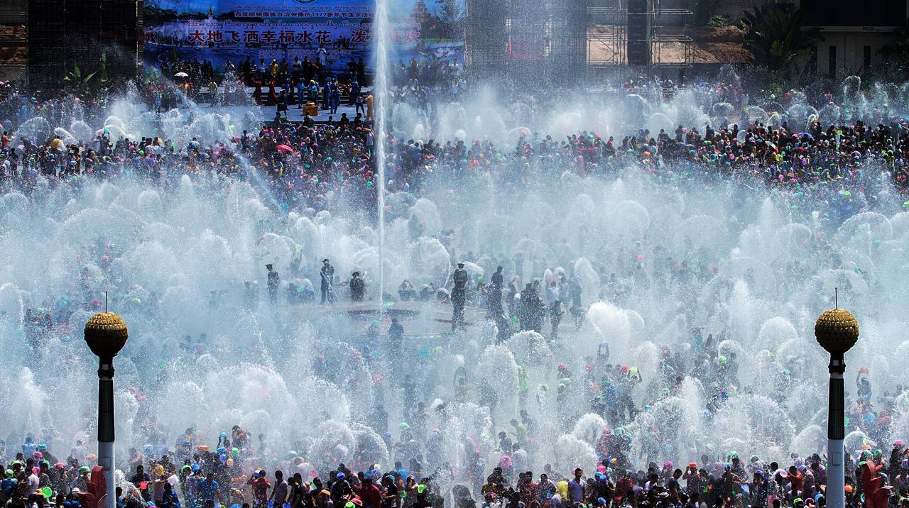 皇冠信用网登1_西双版纳泼水节2女子遭多人高压水枪喷射皇冠信用网登1，拒绝仍被“围攻”，文旅局工作人员：将记录上报