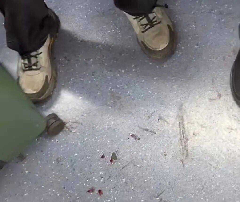 hga050怎么注册 _上海地铁一男子携带拉杆箱不断有血渍渗出hga050怎么注册 ，官方回应：鸭血冷冻食品逐渐解冻，致箱内液体渗出