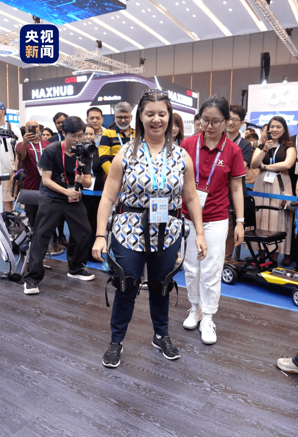 皇冠ag mos066_广交会暖心一幕！中国机器人皇冠ag mos066，帮外国友人重新站立行走