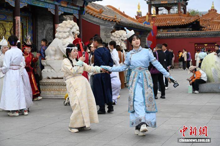 合法的外围足球网站_内蒙古呼和浩特：“五一”假期大召景区游人众多