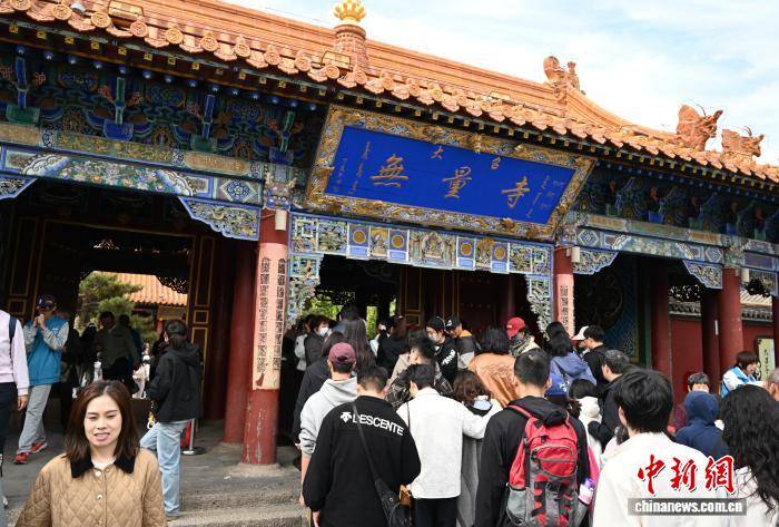 合法的外围足球网站_内蒙古呼和浩特：“五一”假期大召景区游人众多
