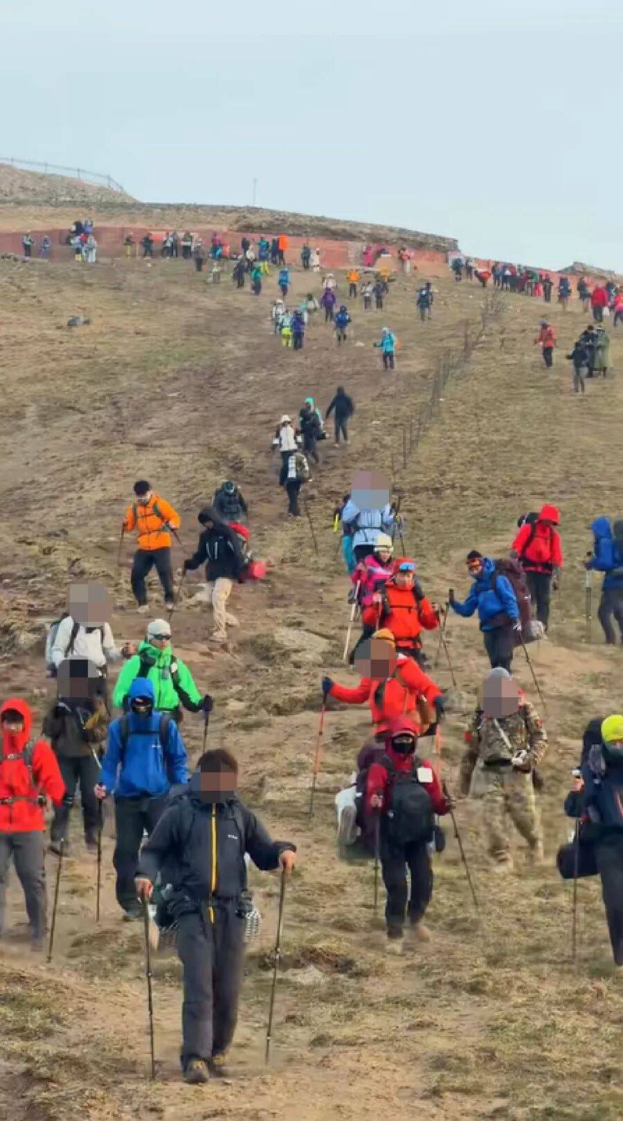 皇冠信用网登_五台山5月突发降雪！狂风裹着雪粒皇冠信用网登，驴友抱团搀扶行走，亲历者称“差点失温”；当地：仍有人想上山，已设6个卡口劝返