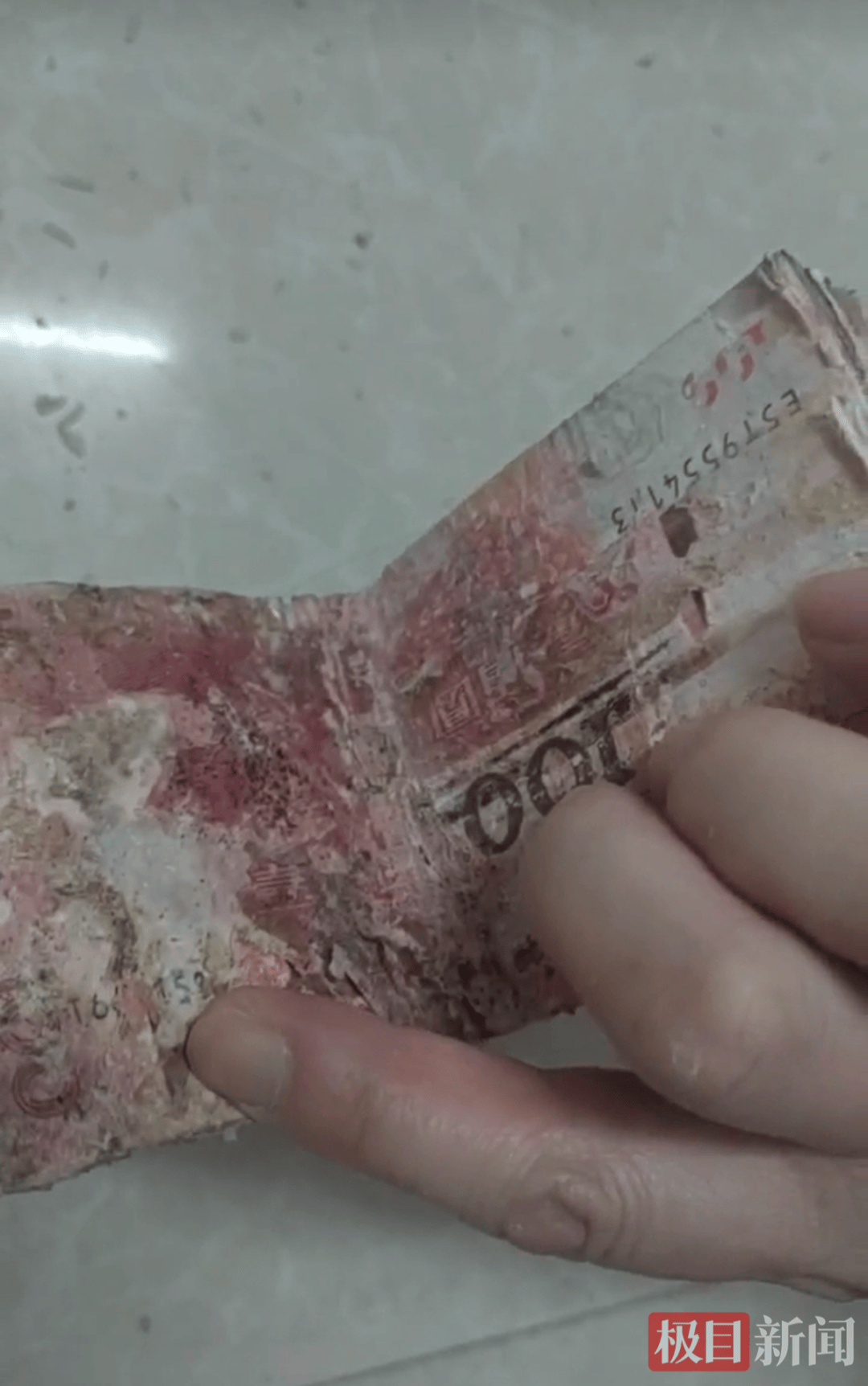 世界杯现金买球_湖北三姐弟大把大把给父母钱花世界杯现金买球，老两口花不完将15万元现金埋在屋后地下，最近挖出发现已发霉粘连，银行工作人员7个小时救回11万多元