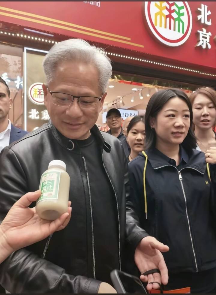 世界杯足球网址_黄仁勋在北京喝豆汁后痛苦皱眉世界杯足球网址，问“这是什么东西”，品牌创始人：第一次喝都这样，有人甚至会吐，习惯后能上瘾