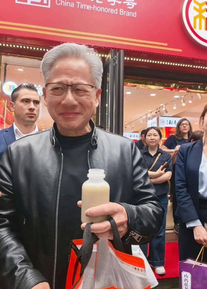世界杯足球网址_黄仁勋在北京喝豆汁后痛苦皱眉世界杯足球网址，问“这是什么东西”，品牌创始人：第一次喝都这样，有人甚至会吐，习惯后能上瘾