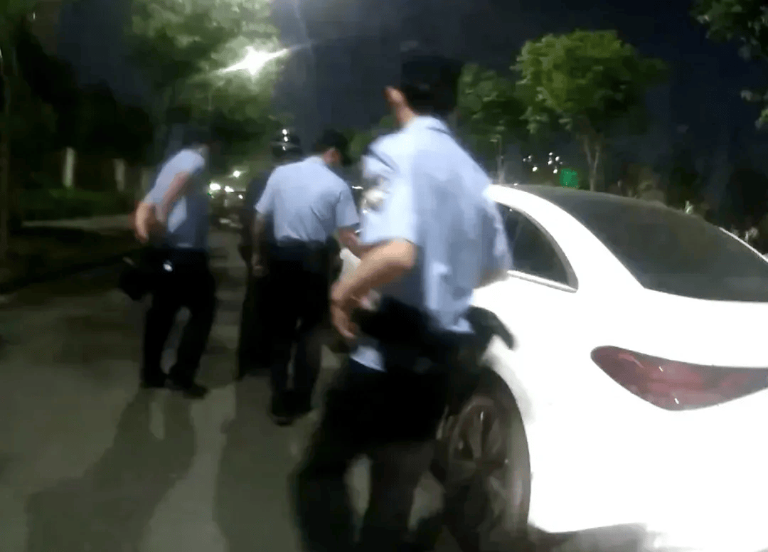 世界杯信用网代理出租
_浙江一女子深夜开车回家途中电量耗尽世界杯信用网代理出租
,把车停路边,眼神迷离、神情恍惚,路人果断报警……