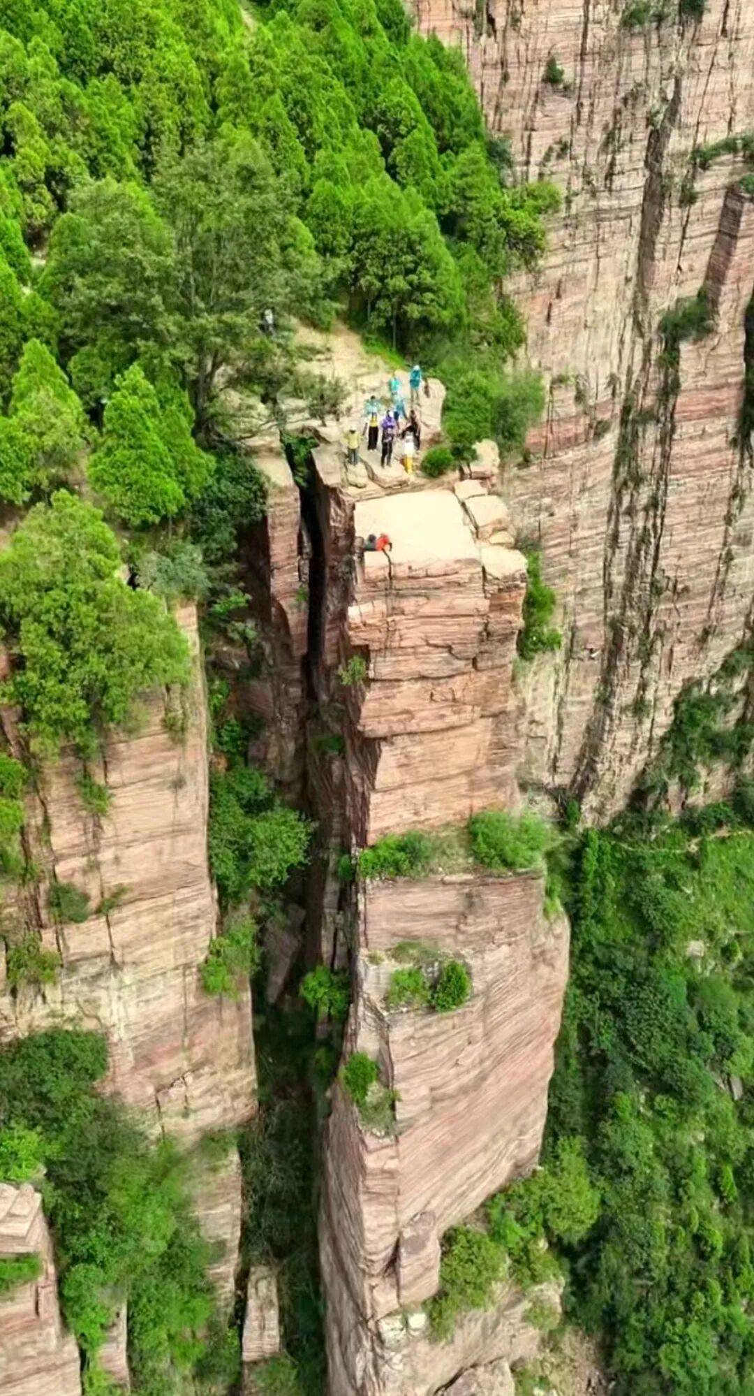 加拿大足球
_一驴友在太行山老龙口瀑布观景台坠崖失联加拿大足球
,目击者:重重砸断崖间一棵松树后持续下坠;搜救仍在持续