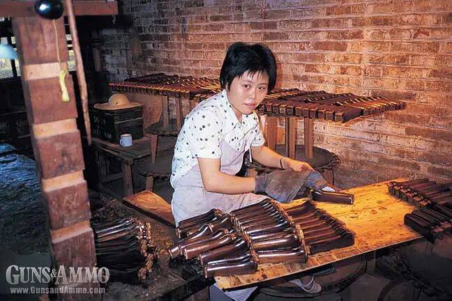 皇冠官方_封存70年！央视打开福建神秘56式冲锋枪仓库皇冠官方，多款罕见型号亮相？