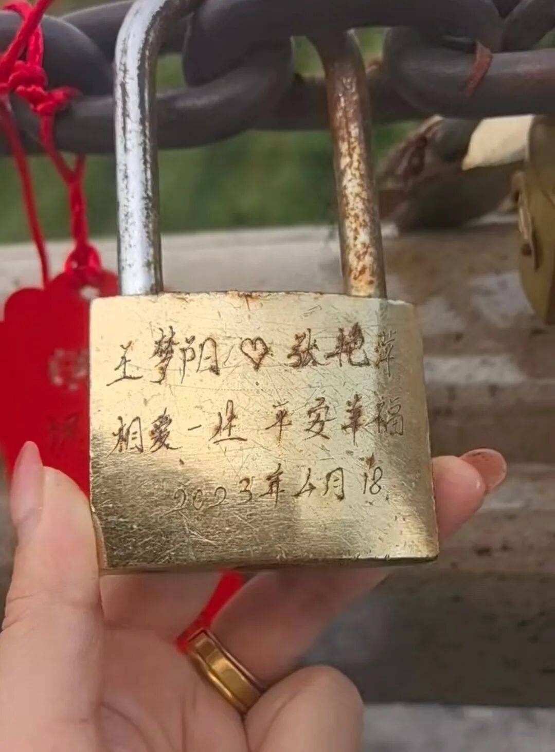 NBA比分_女子在河南老君山随手拍下3年前的同心锁发上网NBA比分，并问“你们俩有小孩了没”；没想到锁的主人竟现身评论区：我们已有可爱宝宝