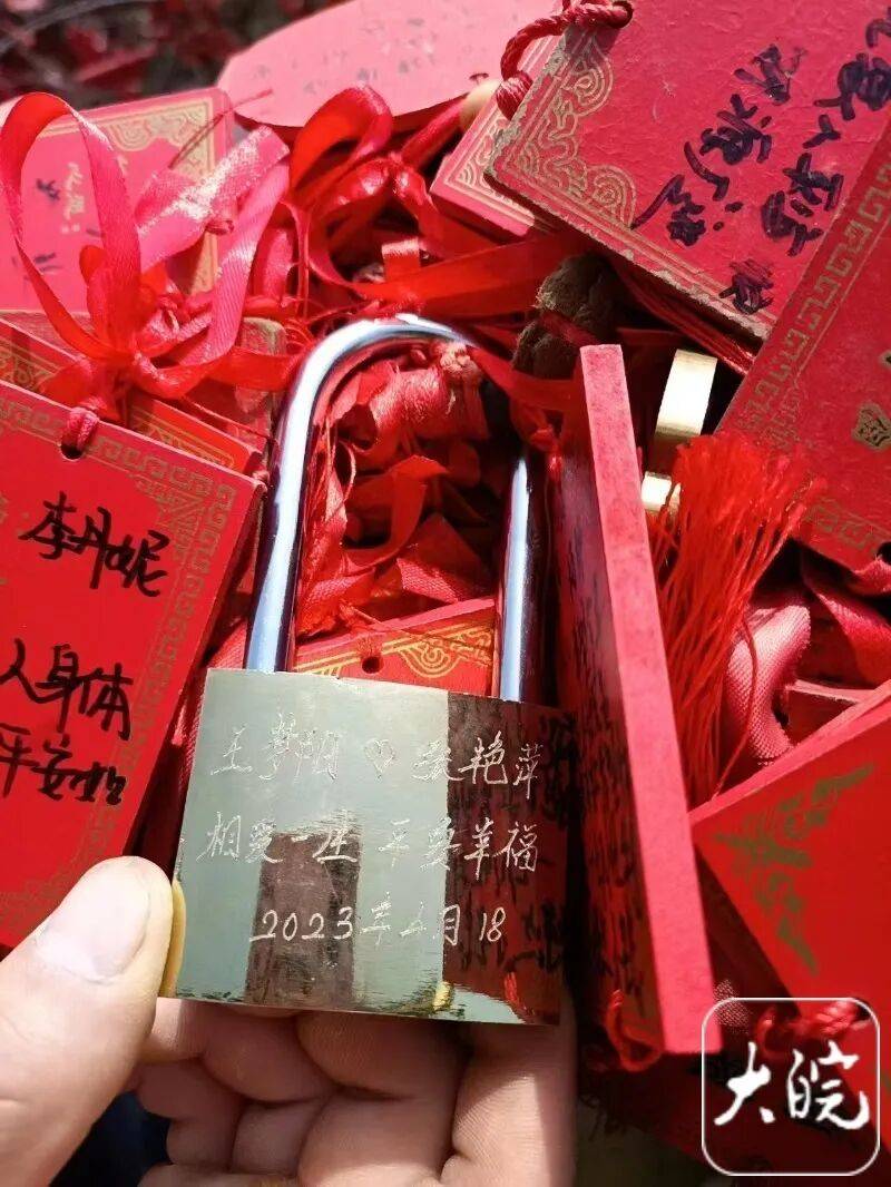 NBA比分_女子在河南老君山随手拍下3年前的同心锁发上网NBA比分，并问“你们俩有小孩了没”；没想到锁的主人竟现身评论区：我们已有可爱宝宝