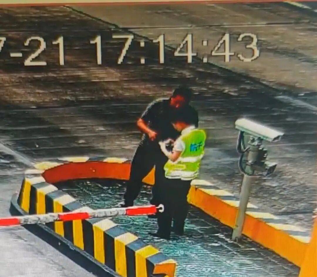 WNBA盘口_货车司机在浙江下高速时没钱付费WNBA盘口，工作人员主动垫付1396元，当事人：十多年第一次