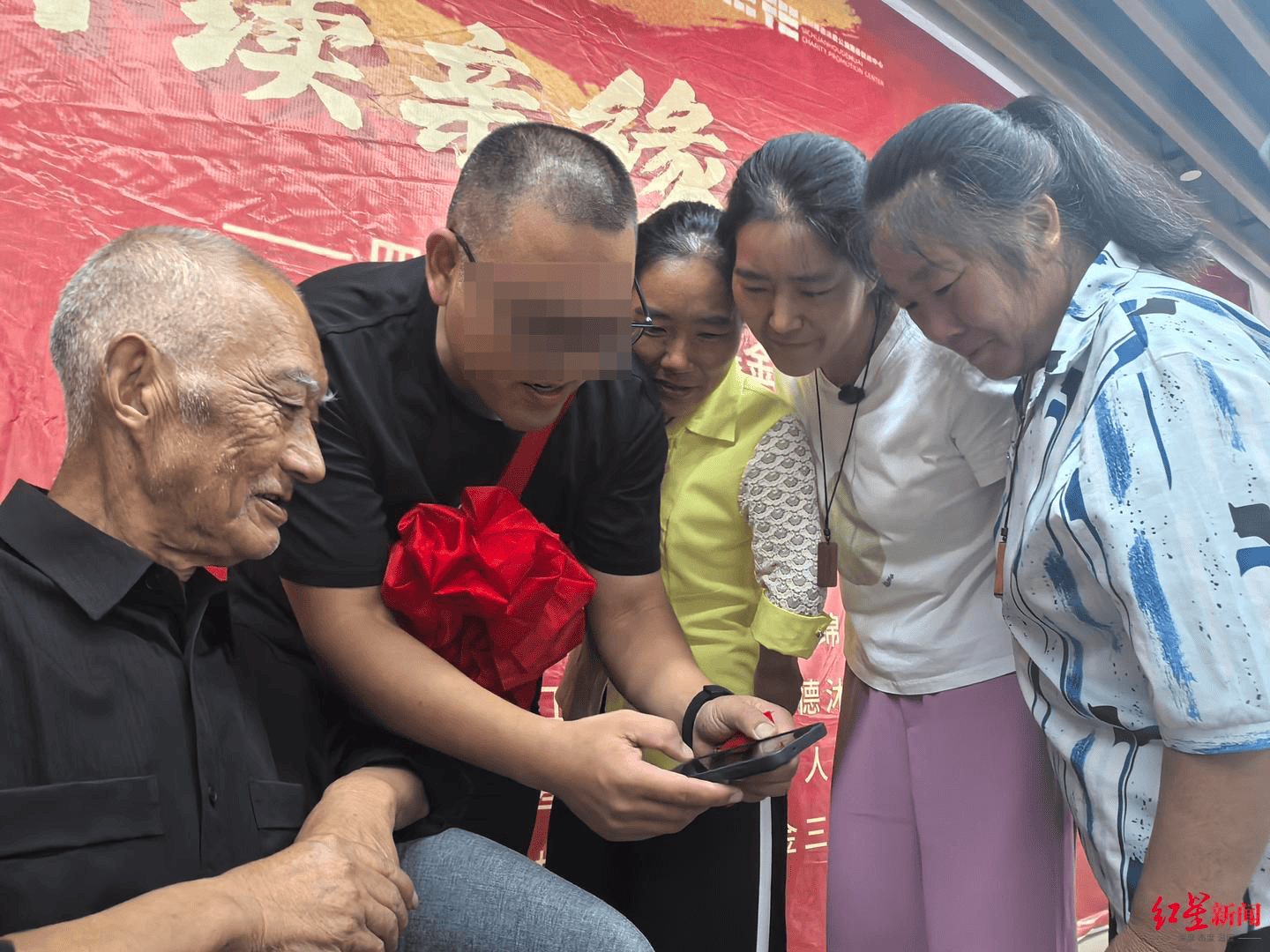 皇冠信用
_百天婴儿在姑姑家失踪皇冠信用
,36年后找到家人现场发喜糖:妻子从姐姐生日揭开我身世之谜|红星寻人