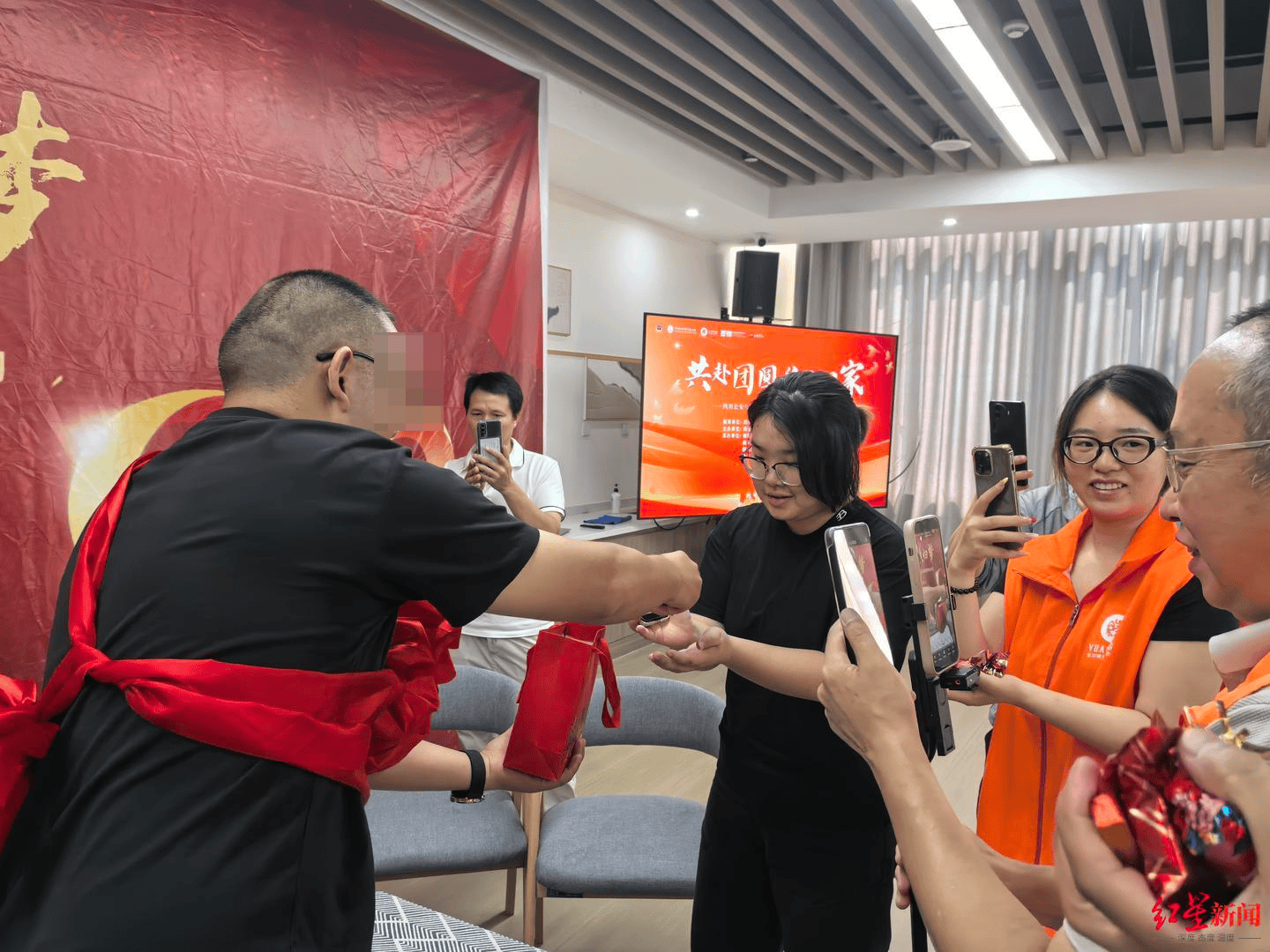 皇冠信用
_百天婴儿在姑姑家失踪皇冠信用
,36年后找到家人现场发喜糖:妻子从姐姐生日揭开我身世之谜|红星寻人