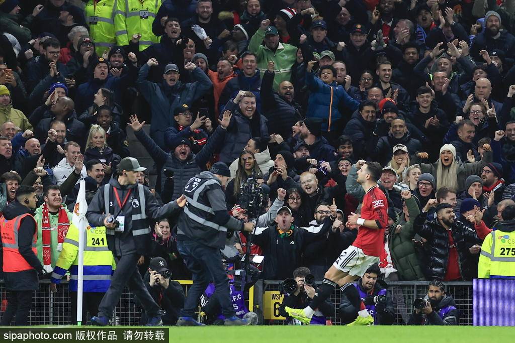 世界杯买个球怎么开户
_海文面无表情领取全场最佳奖杯世界杯买个球怎么开户
,B费晒照打趣:笑一个嘛